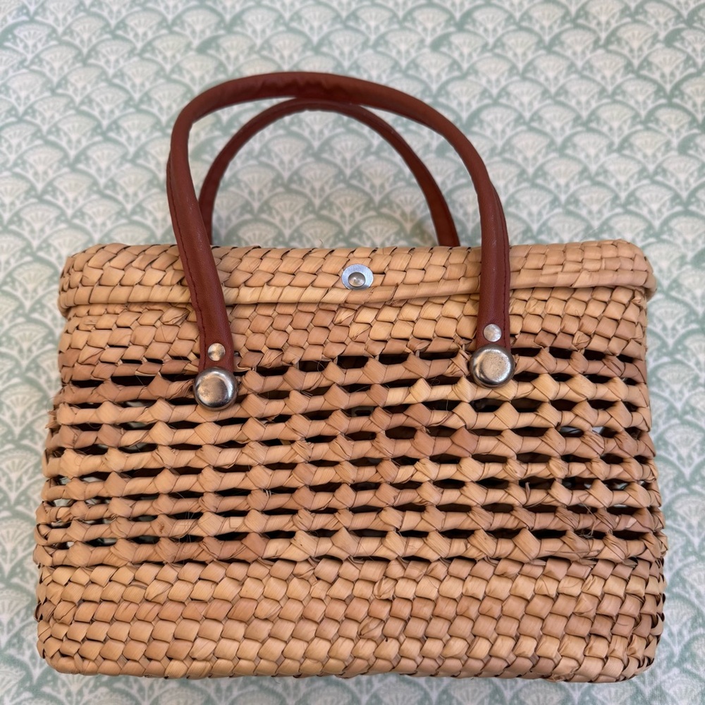 Glamlindo Artesania Handmade Woven Palm Leaf Bag with Snap Closure. - Picture 10 of 16